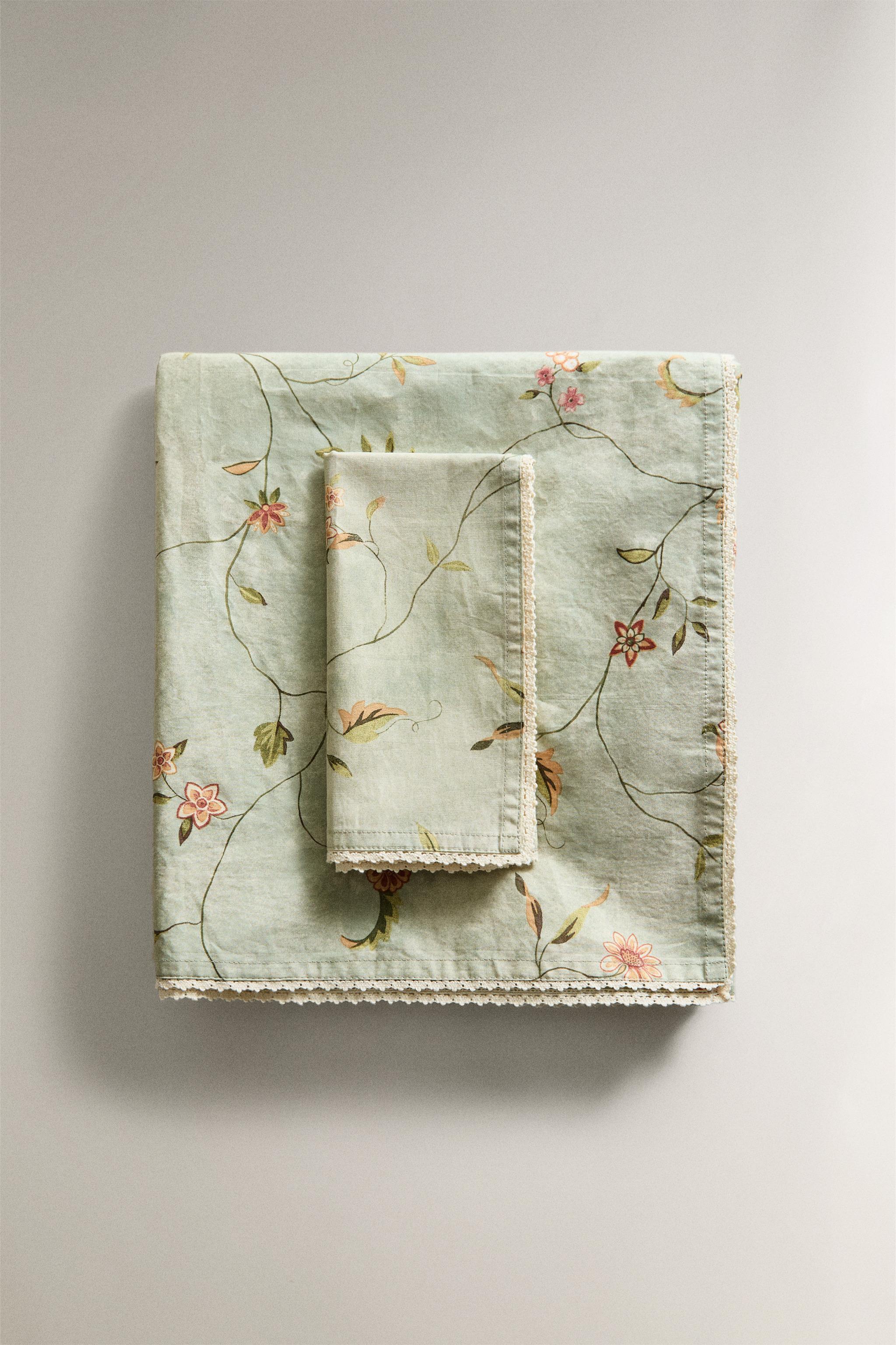 FLORAL PRINT TABLECLOTH WITH LACE TRIM